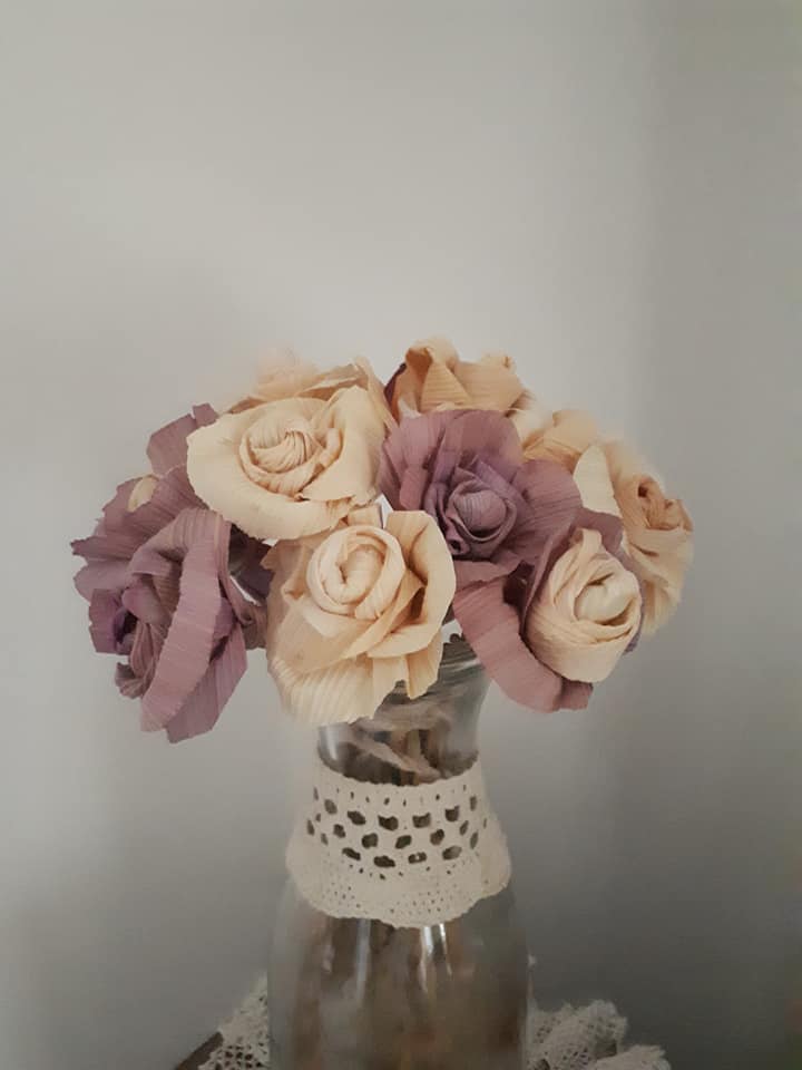 Csuhéból készült rózsa